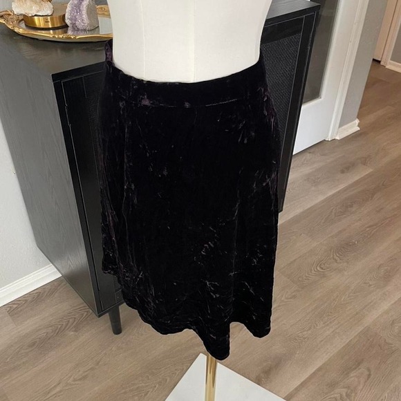 GAP Dresses & Skirts - Vintage GAP Size 6 black/purple silk-blend velvet mini skirt